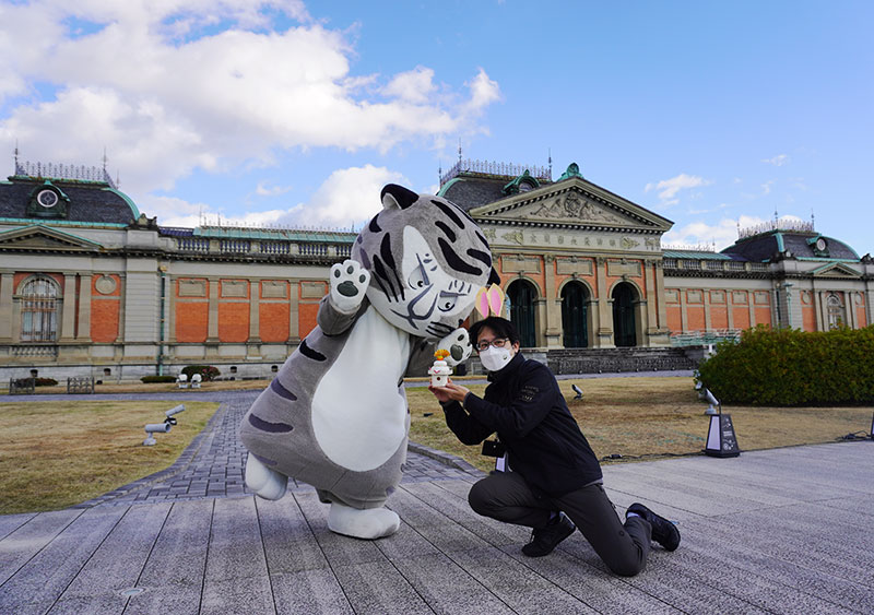 トラりんと末兼研究員、登場