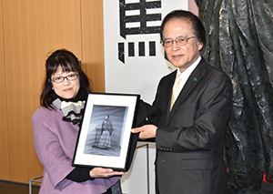 左より斉藤ゆかりさん、当館館長