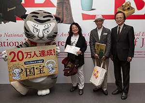 右から当館館長、柴田廣二さん、ご友人の西岡延子さん、当館公式キャラクター・トラりん 
