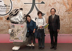 右から当館館長、大森直美さん、お友達の井上雅子さん、当館公式キャラクター・トラりん