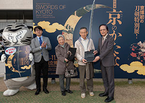 右から当館館長、吉川さんご夫婦、当館主任研究員・末兼俊彦、当館公式キャラクター・トラりん