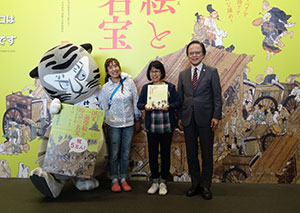 右から当館館長、松本加奈子さん、お友達の宮里咲子さん、当館公式キャラクター・トラりん