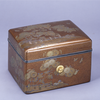 Toiletry Case with 
Chrysanthemums and Fence in Makie, National Treasure (Kumano Hayatama Shrine)