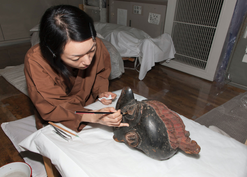 Consolidating loose pigments on a Gigaku mask