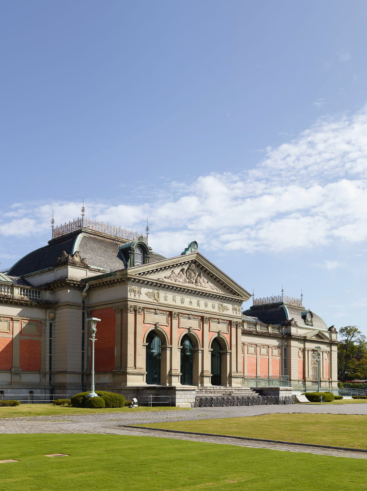 開館直後の本館全景